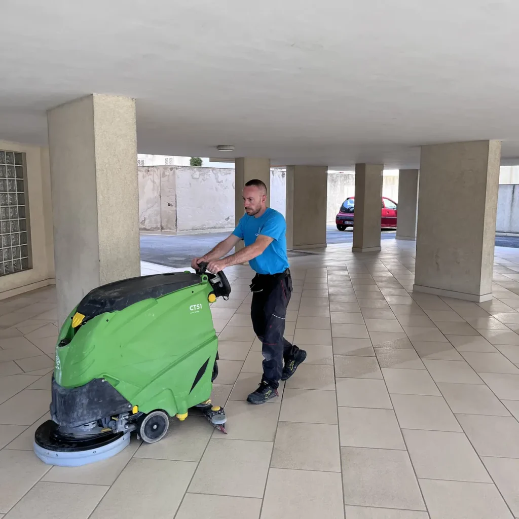 Pulizia di un porticato con lavasciuga professionale