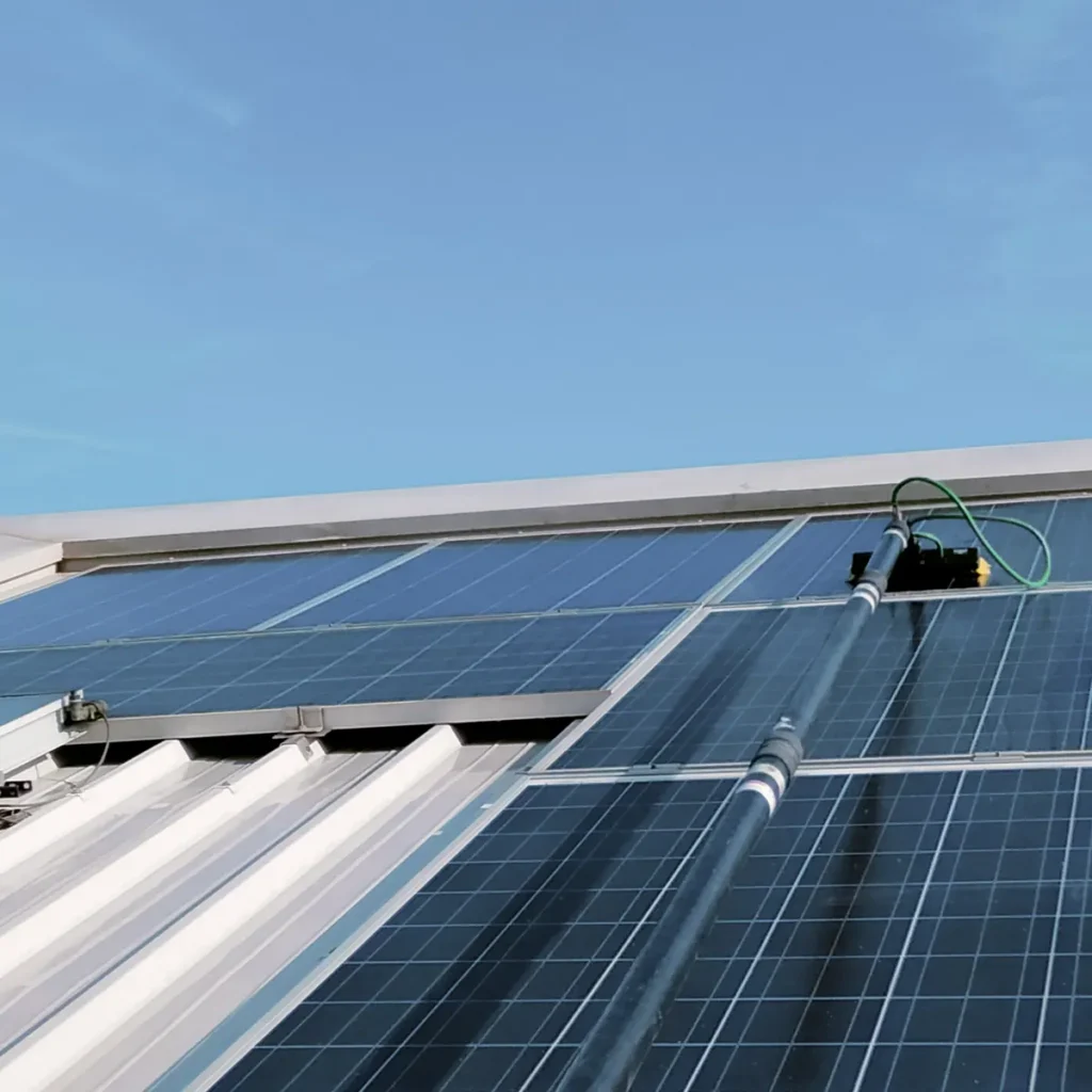 Pulizia di pannelli fotovoltaici con sistema ad acqua pura