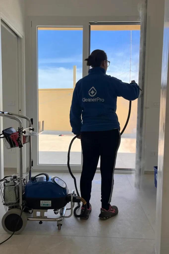 Operatrice Cleaner Pro durante una pulizia professionale