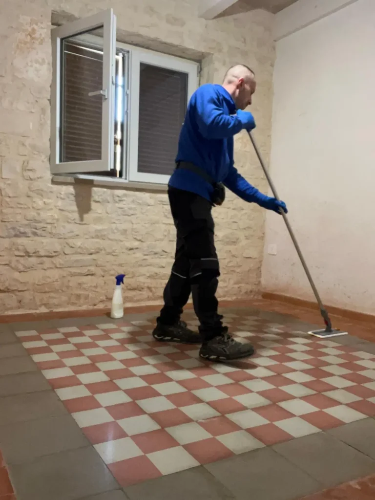 Microlevigatura con effetto satinato, consolidamento e trattamento a base di silicati di litio – pavimento in cementine