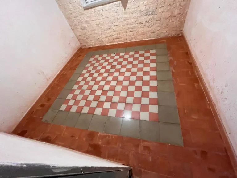 Microlevigatura con effetto satinato, consolidamento e trattamento a base di silicati di litio – pavimento in cementine