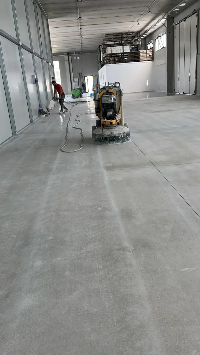 Levigatura e lucidatura a specchio più chiusura giunti e consolidamento e trattamento con silicati di litio – pavimento in cemento