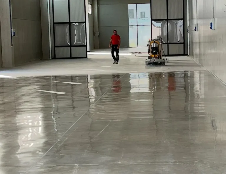 Levigatura e lucidatura a specchio più chiusura giunti e consolidamento e trattamento con silicati di litio – pavimento in cemento
