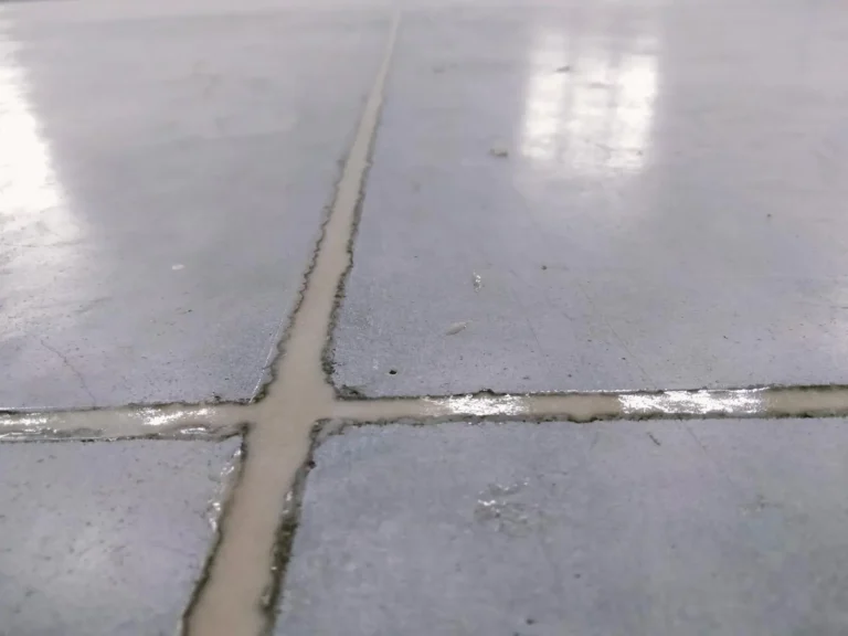 Levigatura e lucidatura pavimento in cemento industriale, chiusura giunti e trattamento con silicati di litio