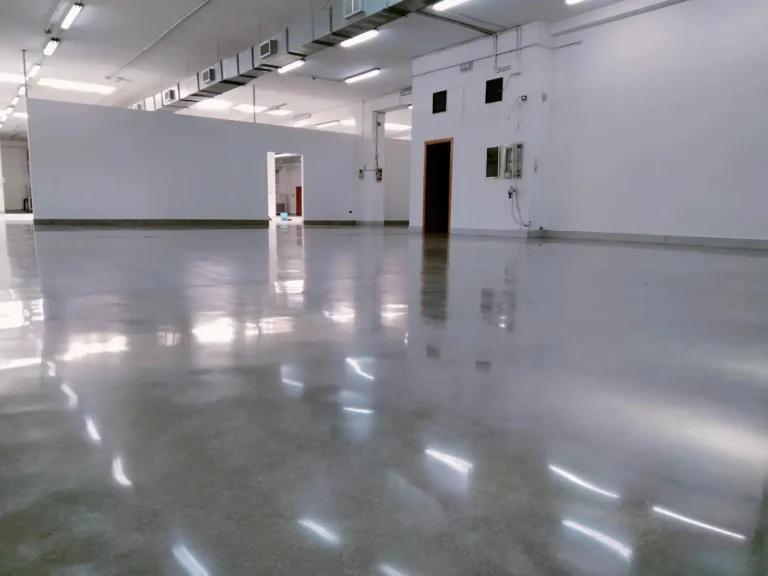 Levigatura e lucidatura pavimento in cemento industriale, chiusura giunti e trattamento con silicati di litio