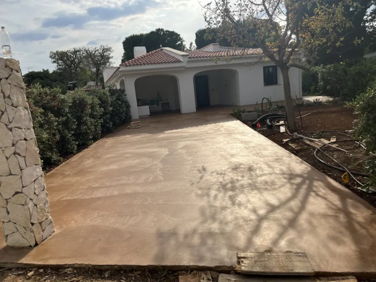 Pulizia della pavimentazione in cemento più trattamento con silicati di litio