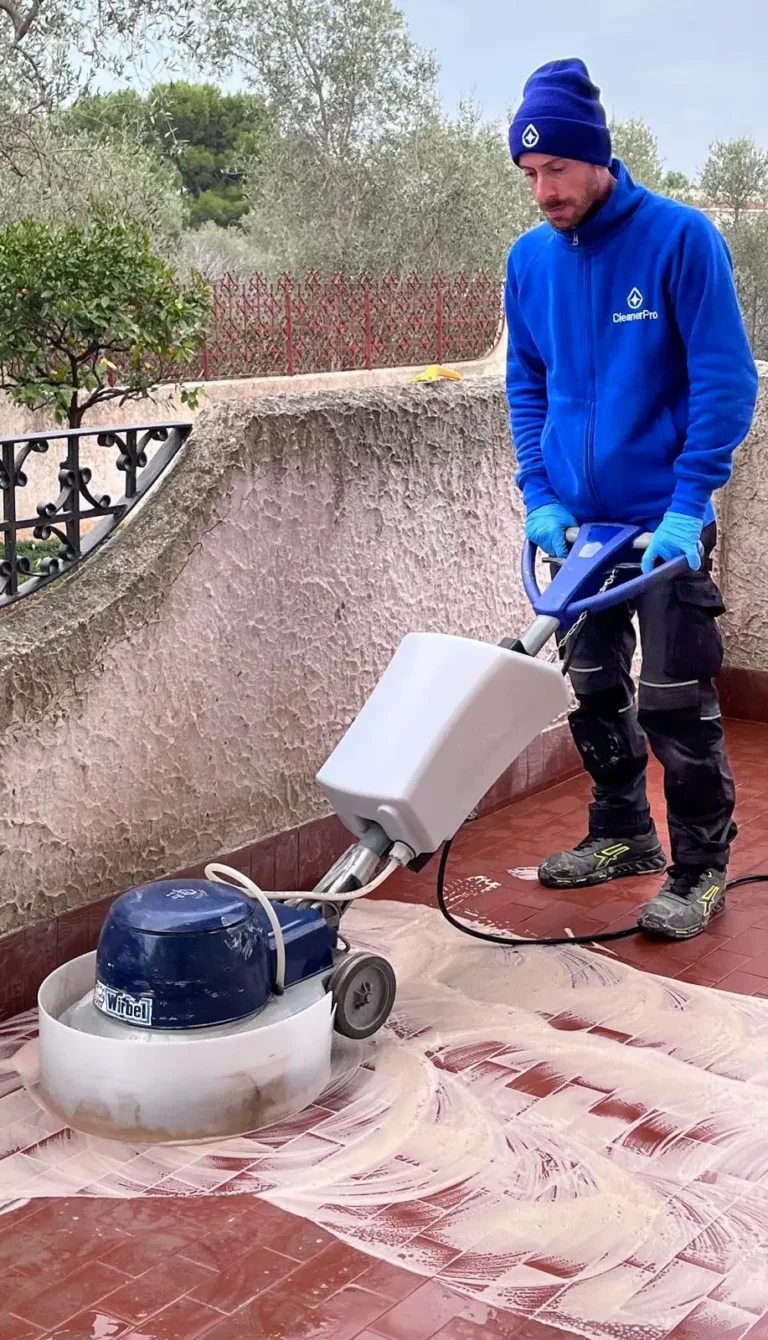 Lavaggio di fine cantiere su pavimento in cotto esterno