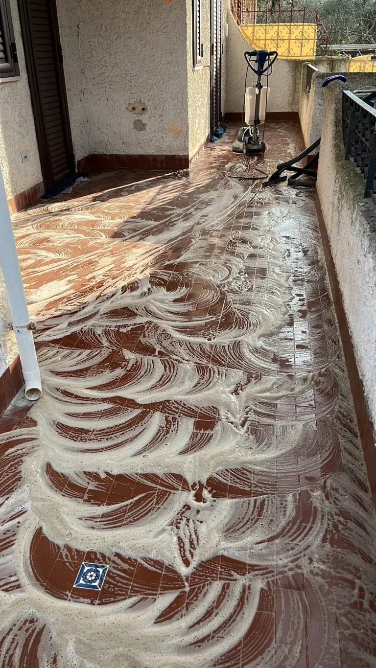 Lavaggio di fine cantiere su pavimento in cotto esterno