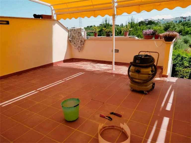 Pulizia pavimento in cotto esterno semicoperto più trattamento antisalnitro e idrorepellente