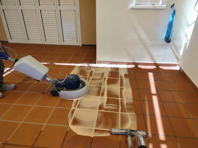 Pulizia pavimento in cotto esterno semicoperto più trattamento antisalnitro e idrorepellente
