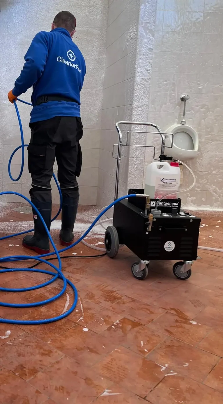 Pulizia con attrezzatura carrellata professionale