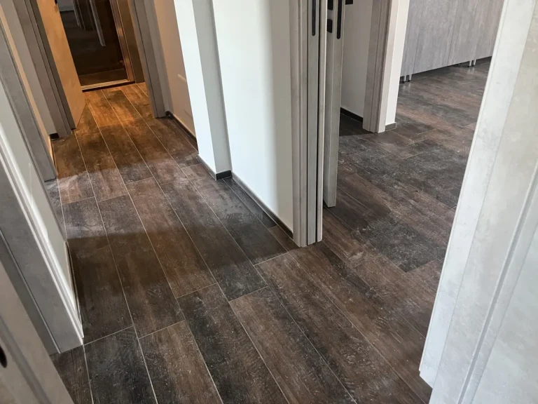 Effetto parquet scuro – pavimento in gres