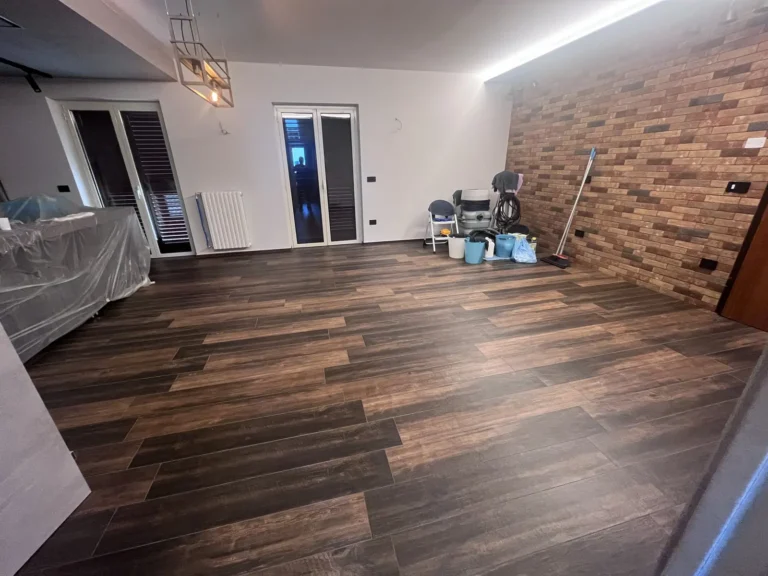 Effetto parquet scuro – pavimento in gres