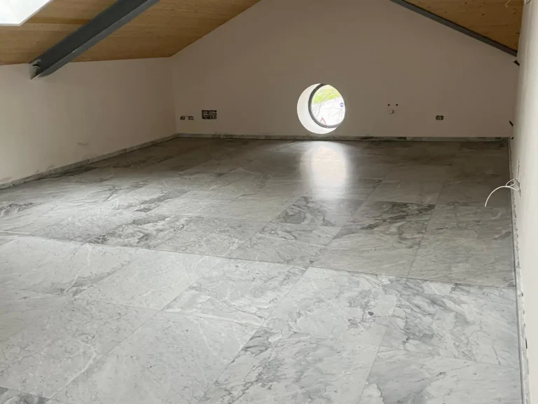 Stuccatura e levigatura marmo di Carrara, effetto satinato e successivo trattamento